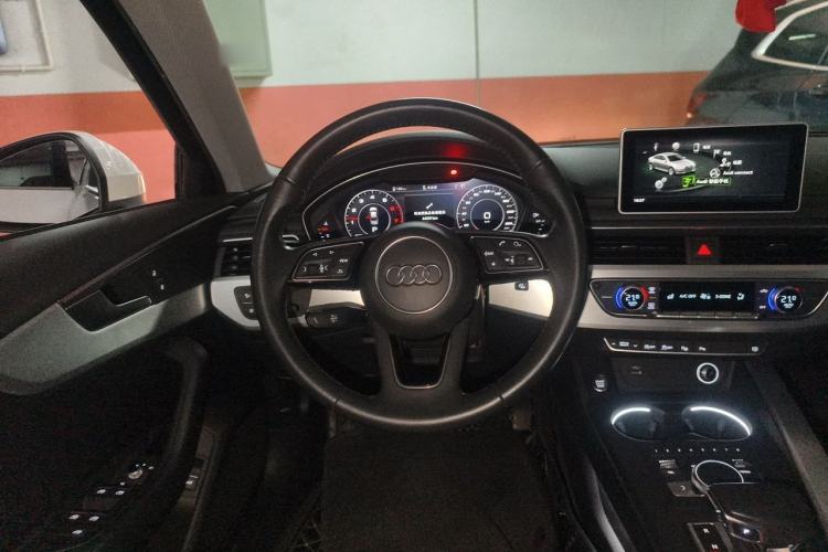Used Audi A4L 2019 40 TFSI Fashion Edition China VI Emission Standard Steering Wheel