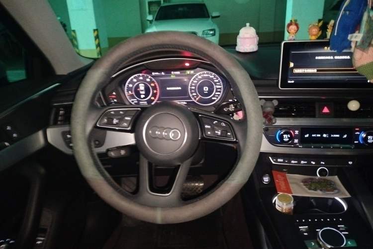 Used Audi A4L 2019 40 TFSI Fashion Edition China VI Emission Standard Steering Wheel
