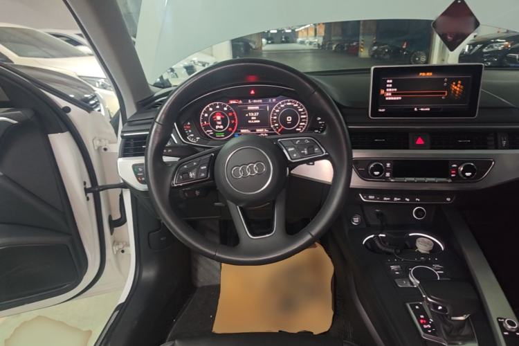 Used Audi A4L 2019 40 TFSI Fashion Edition China VI Emission Standard Steering Wheel