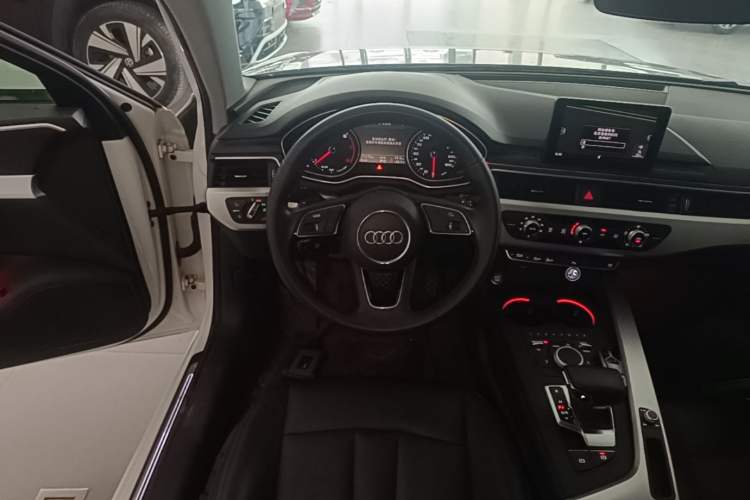 Used Audi A4L 2019 40 TFSI Ambition China VI Steering Wheel