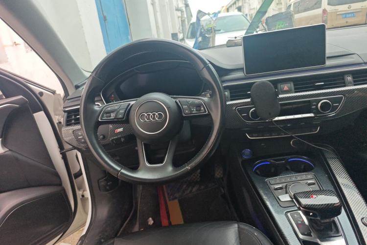 Used Audi A4L 2019 40 TFSI Fashion Edition China VI Emission Standard Steering Wheel