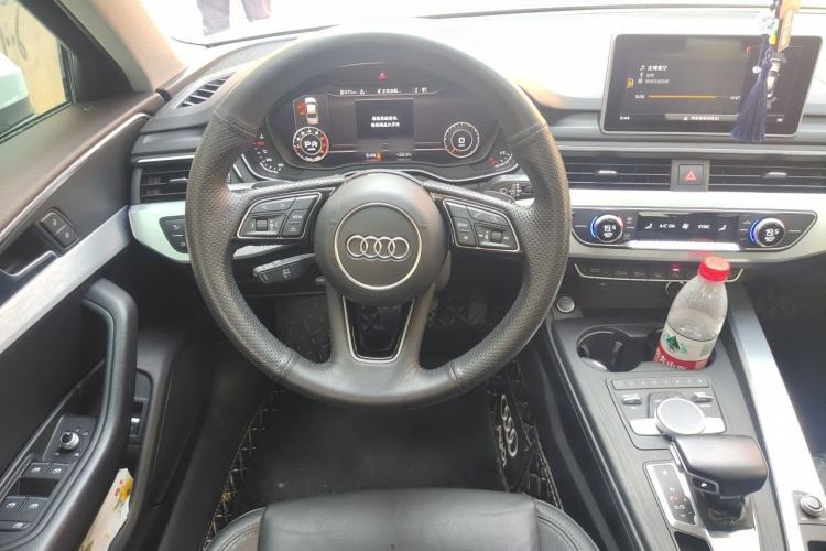 Used Audi A4L 2019 40 TFSI Fashion Edition China VI Emission Standard Steering Wheel