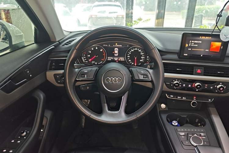 Used Audi A4L 2019 40 TFSI Ambition China VI Steering Wheel