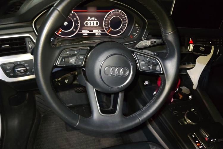 Used Audi A4L 2019 40 TFSI Fashion Edition China VI Emission Standard Steering Wheel