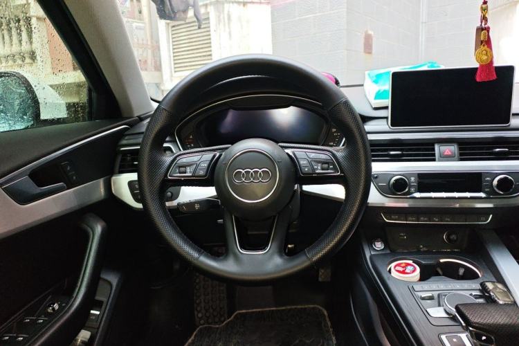 Used Audi A4L 2019 40 TFSI Fashion Edition China VI Emission Standard Steering Wheel