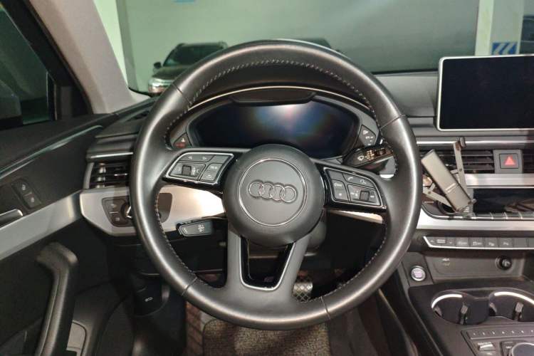 Used Audi A4L 2019 40 TFSI Fashion Edition China VI Emission Standard Steering Wheel