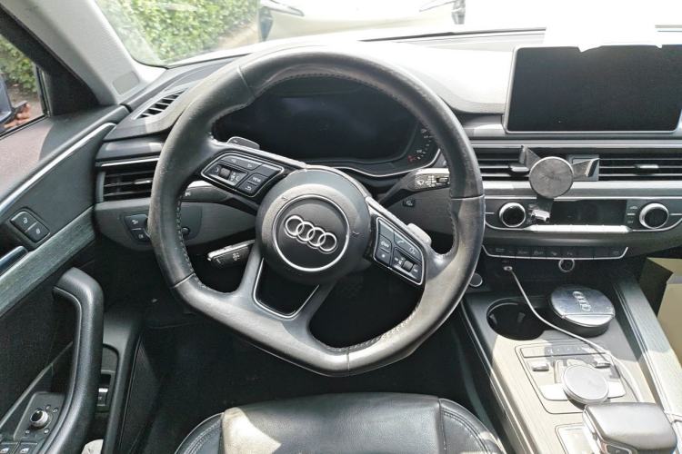 Used Audi A4L 2019 40 TFSI Fashion Edition China VI Emission Standard Steering Wheel