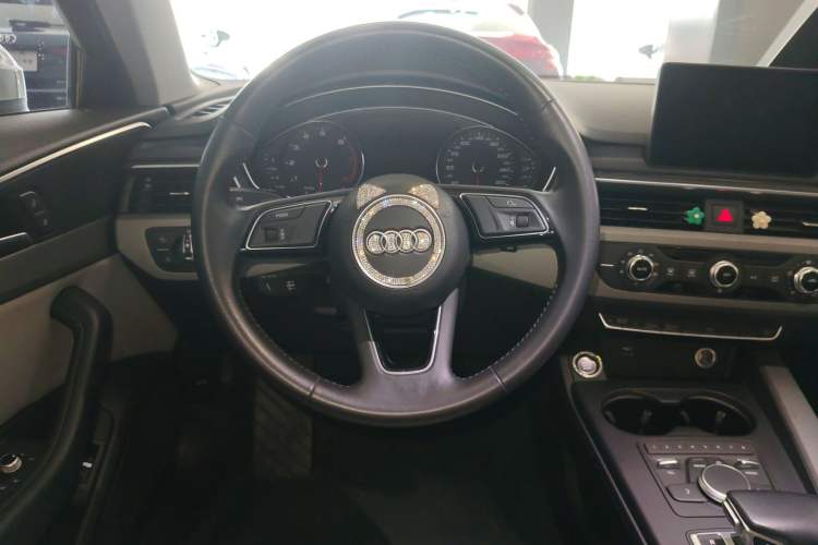 Used Audi A4L 2019 40 TFSI Ambition China VI Steering Wheel