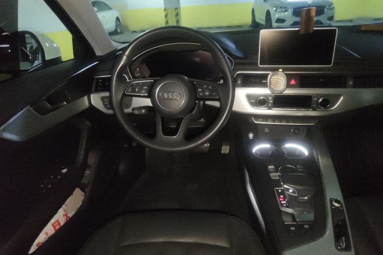 Used Audi A4L 2019 40 TFSI Fashion Edition China VI Emission Standard Steering Wheel