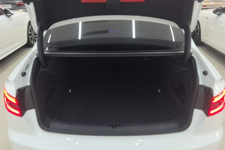 Used Audi A4L 2019 40 TFSI Fashion Edition China VI Emission Standard Trunk