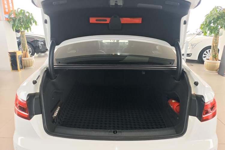 Used Audi A4L 2019 40 TFSI Fashion Edition China VI Emission Standard Trunk