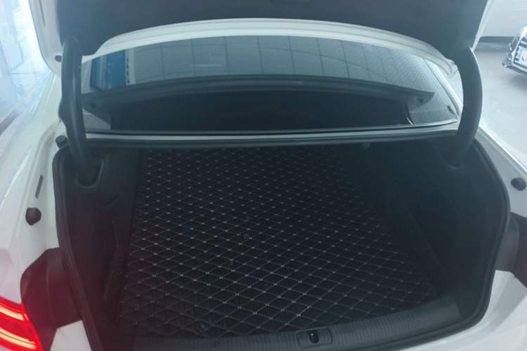 Used Audi A4L 2019 40 TFSI Fashion Edition China VI Emission Standard Trunk