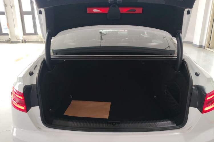 Used Audi A4L 2019 40 TFSI Fashion Edition China VI Emission Standard Trunk