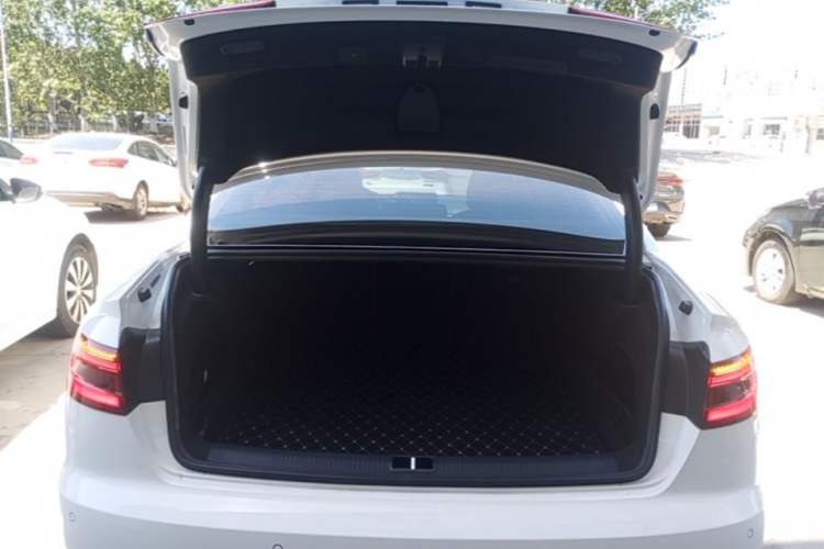 Used Audi A4L 2019 40 TFSI Fashion Edition China VI Emission Standard Trunk