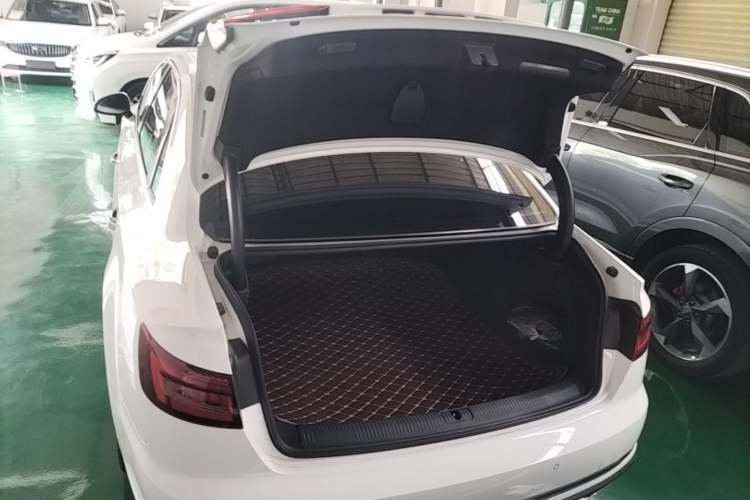 Used Audi A4L 2019 40 TFSI Ambition China VI Trunk