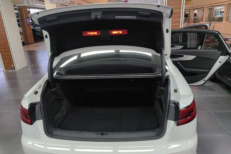 Used Audi A4L 2019 40 TFSI Fashion Edition China VI Emission Standard Trunk