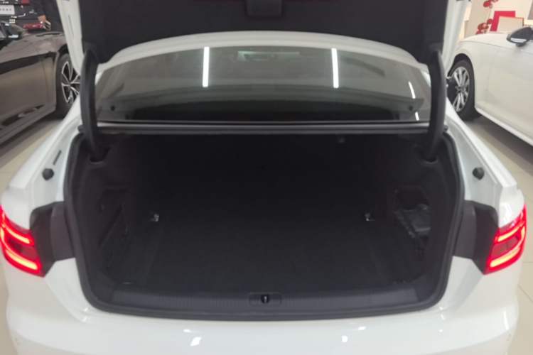 Used Audi A4L 2019 40 TFSI Fashion Edition China VI Emission Standard Trunk