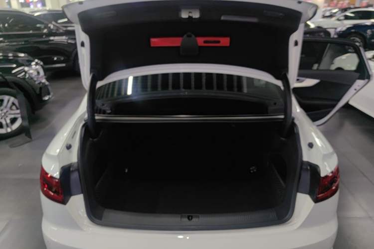 Used Audi A4L 2019 40 TFSI Fashion Edition China VI Emission Standard Trunk