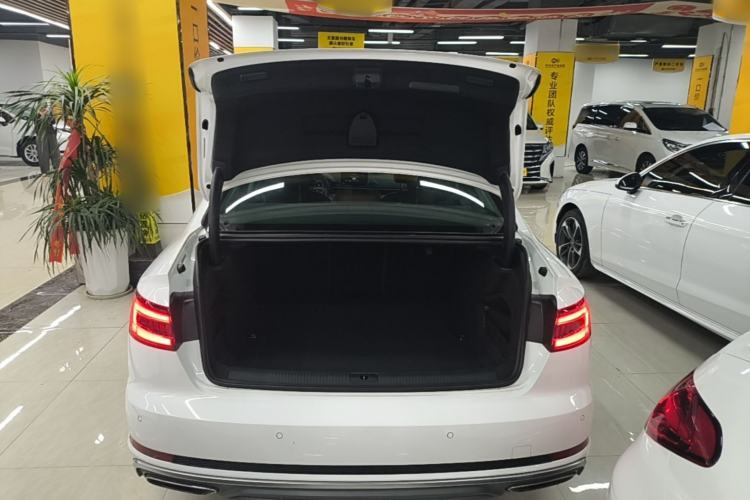 Used Audi A4L 2019 40 TFSI Fashion Edition China VI Emission Standard Trunk