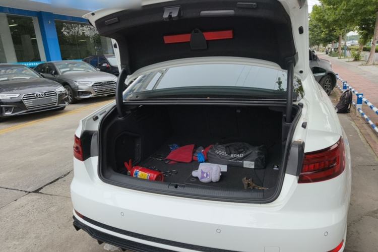 Used Audi A4L 2019 40 TFSI Fashion Edition China VI Emission Standard Trunk