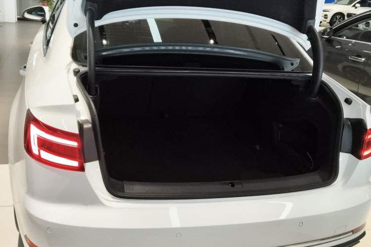 Used Audi A4L 2019 40 TFSI Ambition China VI Trunk