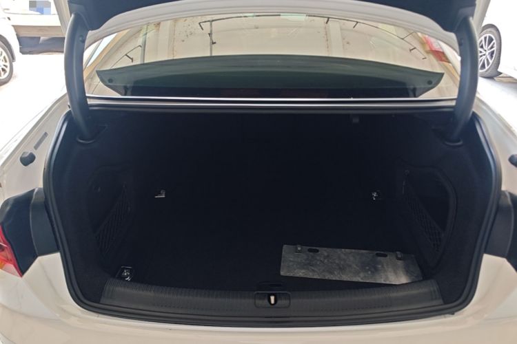 Used Audi A4L 2019 40 TFSI Fashion Edition China VI Emission Standard Trunk