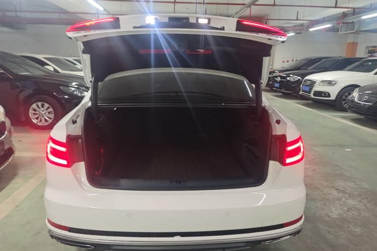 Used Audi A4L 2019 40 TFSI Fashion Edition China VI Emission Standard Trunk