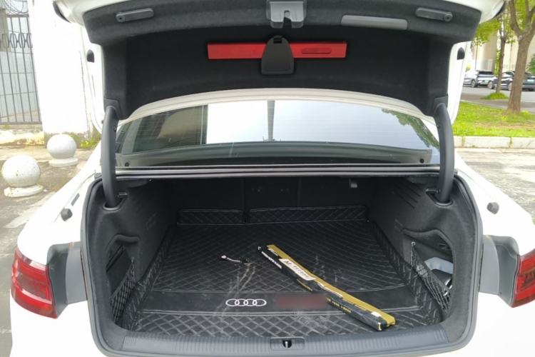 Used Audi A4L 2019 40 TFSI Fashion Edition China VI Emission Standard Trunk
