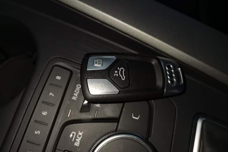 Used Audi A4L 2019 40 TFSI Ambition China VI Vehicle Key