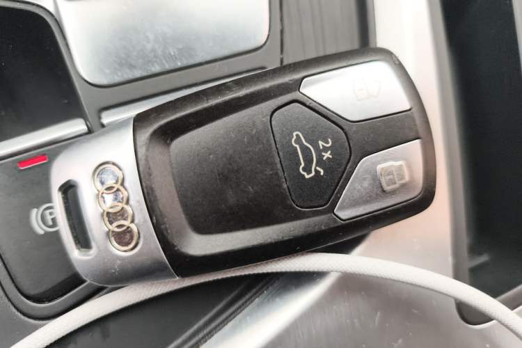Used Audi A4L 2019 40 TFSI Fashion Edition China VI Emission Standard Vehicle Key