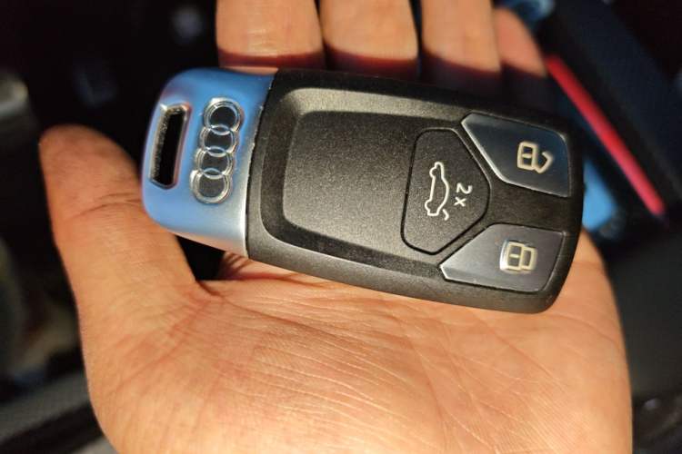 Used Audi A4L 2019 40 TFSI Ambition China VI Vehicle Key