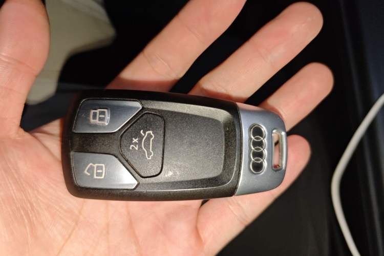 Used Audi A4L 2019 40 TFSI Ambition China VI Vehicle Key