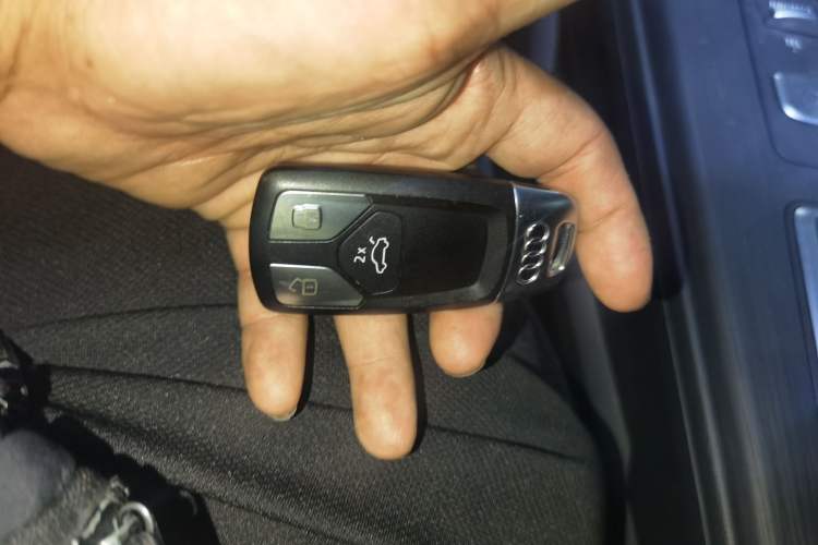 Used Audi A4L 2019 40 TFSI Fashion Edition China VI Emission Standard Vehicle Key