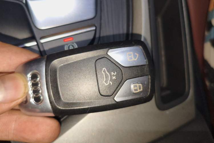 Used Audi A4L 2019 40 TFSI Ambition China VI Vehicle Key