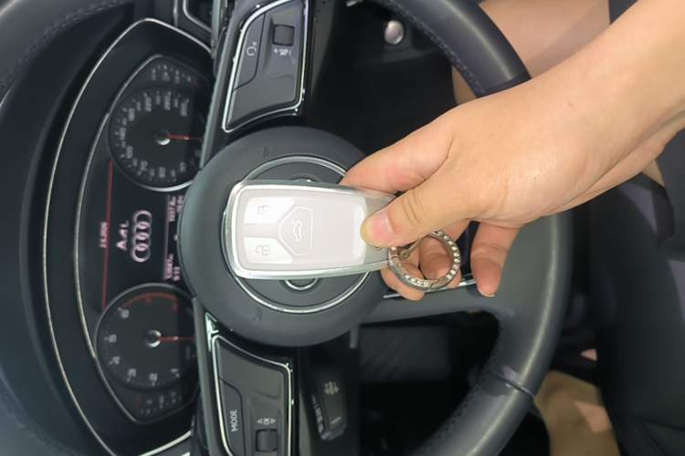 Used Audi A4L 2019 40 TFSI Ambition China VI Vehicle Key