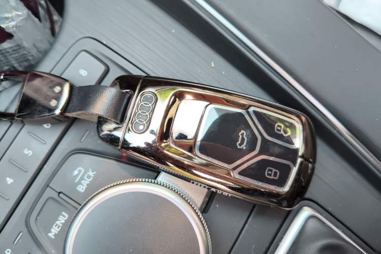 Used Audi A4L 2019 40 TFSI Fashion Edition China VI Emission Standard Vehicle Key