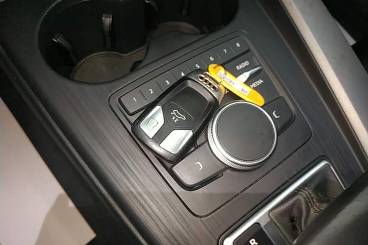 Used Audi A4L 2019 40 TFSI Ambition China VI Vehicle Key