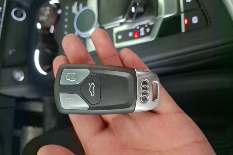 Used Audi A4L 2019 40 TFSI Fashion Edition China VI Emission Standard Vehicle Key