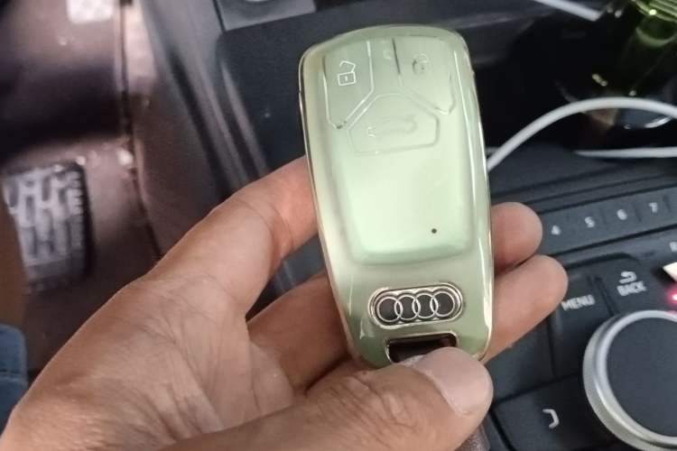 Used Audi A4L 2019 40 TFSI Ambition China VI Vehicle Key