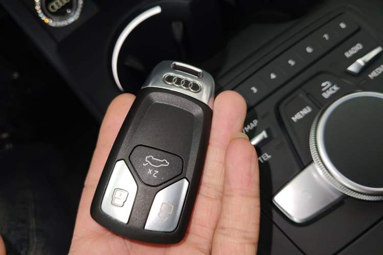 Used Audi A4L 2019 40 TFSI Fashion Edition China VI Emission Standard Vehicle Key