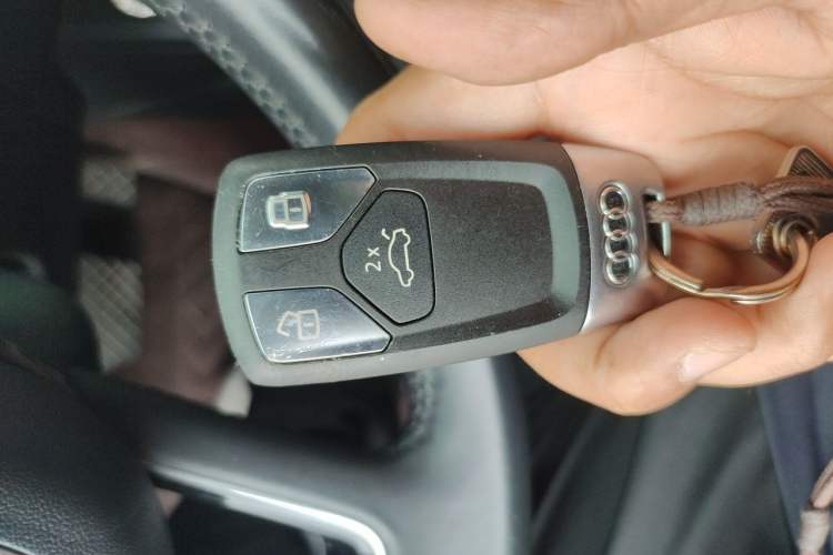 Used Audi A4L 2019 40 TFSI Ambition China VI Vehicle Key