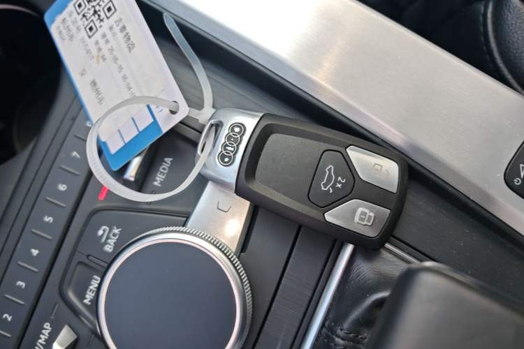 Used Audi A4L 2019 40 TFSI Fashion Edition China VI Emission Standard Vehicle Key