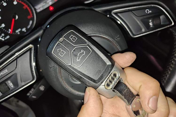 Used Audi A4L 2019 40 TFSI Ambition China VI Vehicle Key