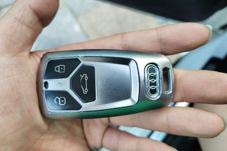 Used Audi A4L 2019 40 TFSI Fashion Edition China VI Emission Standard Vehicle Key