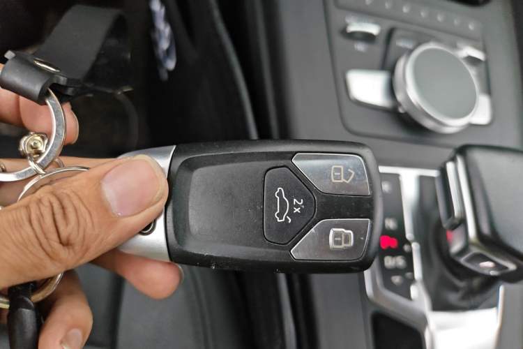 Used Audi A4L 2019 40 TFSI Fashion Edition China VI Emission Standard Vehicle Key