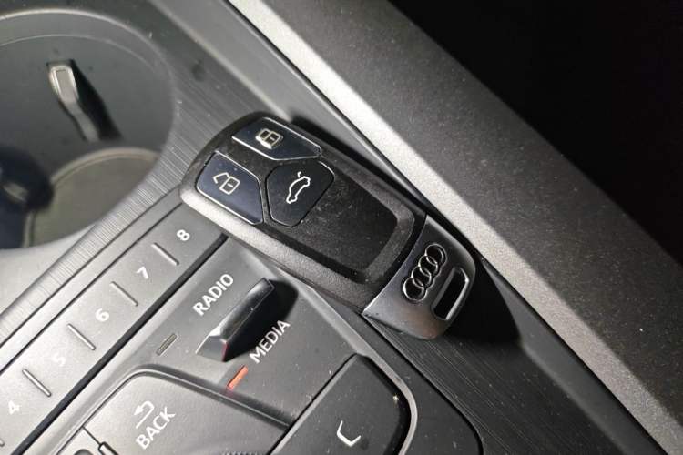 Used Audi A4L 2019 40 TFSI Ambition China VI Vehicle Key