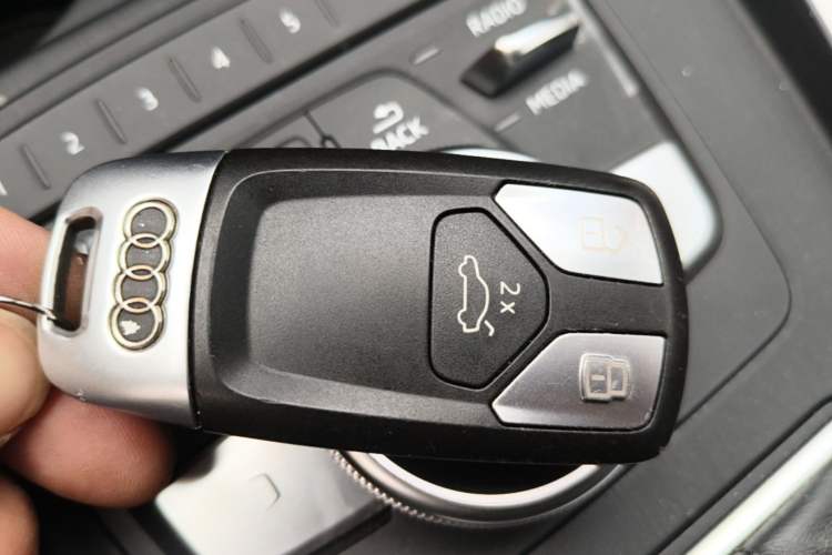 Used Audi A4L 2019 40 TFSI Fashion Edition China VI Emission Standard Vehicle Key