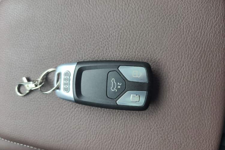 Used Audi A4L 2019 40 TFSI Ambition China VI Vehicle Key