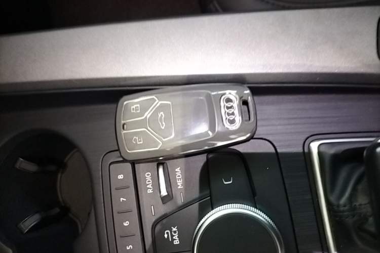 Used Audi A4L 2019 40 TFSI Ambition China VI Vehicle Key