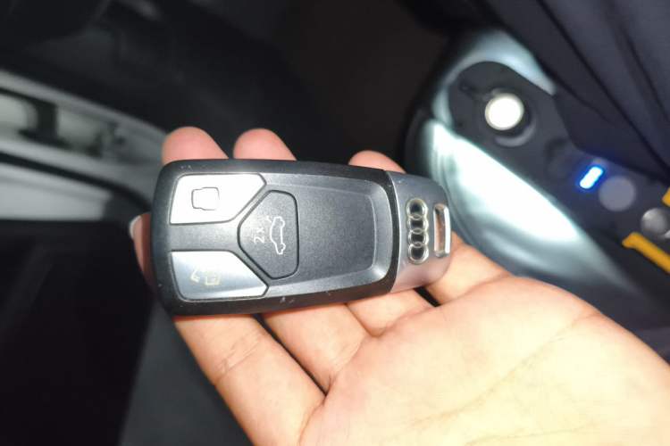 Used Audi A4L 2019 40 TFSI Fashion Edition China VI Emission Standard Vehicle Key